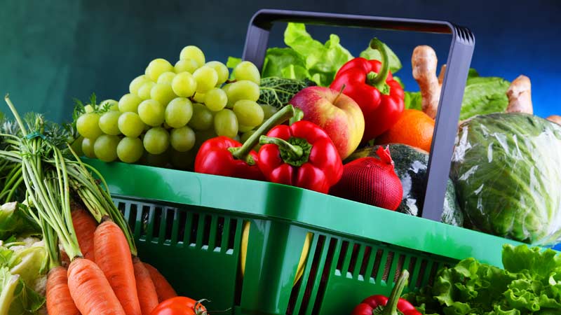 cesto de compras com frutas e legumes